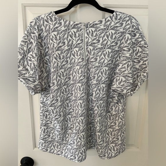 Melloday NWT Short Sleeve Blouse (Black/White floral pattern) Size M - Picture 3 of 5